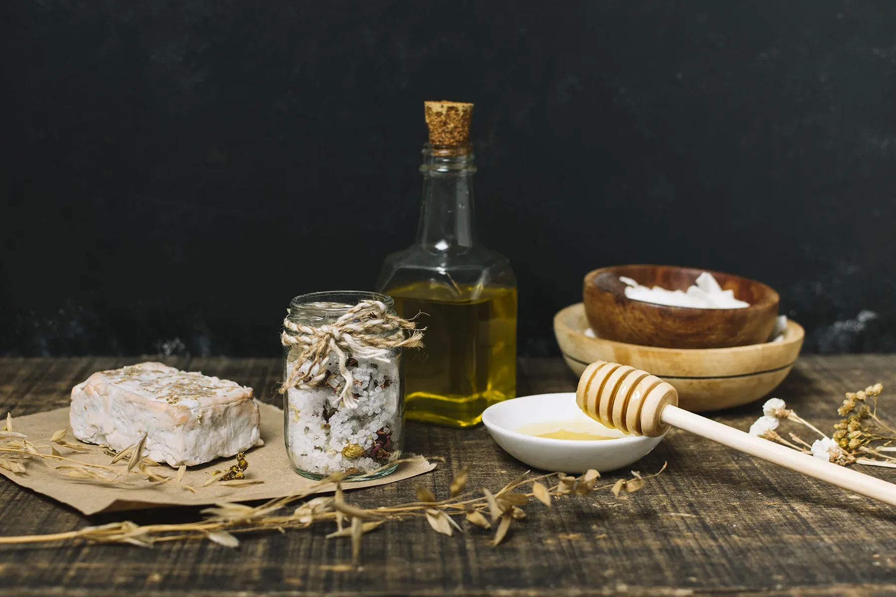 tavolo con pane, olio di oliva, formaggi, miele