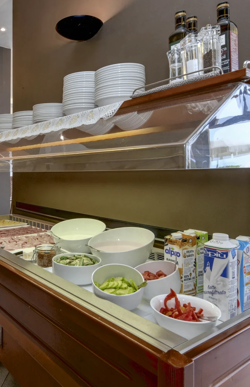 Buffet colazione hotel con yogurt, salumi e verdure, Lago di Garda