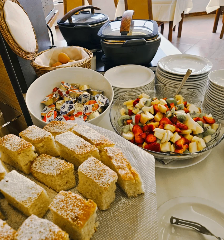 Buffet colazione con torta soffice e macedonia, al Lago di Garda