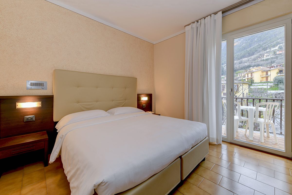 Camera doppia luminosa con balcone e vista sul Lago di Garda