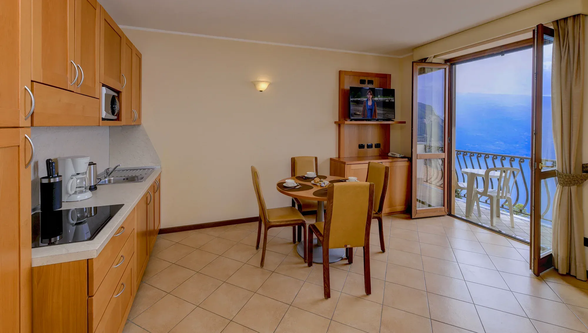 Cucina e sala da pranzo con balcone e vista sul Lago di Garda