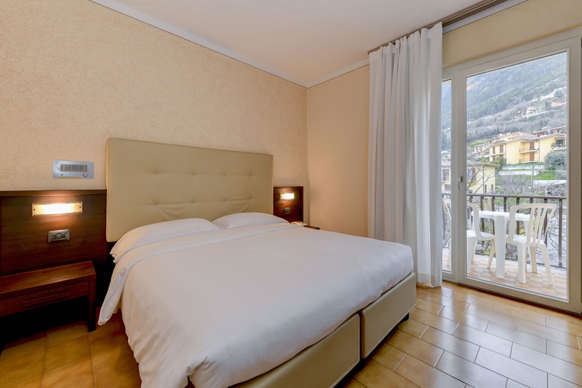 Helles Doppelzimmer mit Balkon und Blick auf den Gardasee