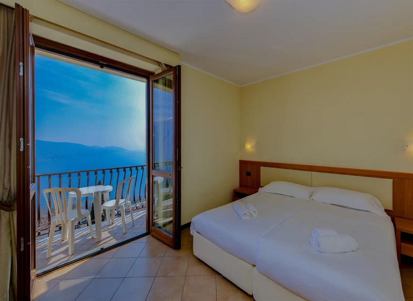 Doppelzimmer mit Balkon und Blick auf den Gardasee, Tisch und Stühle