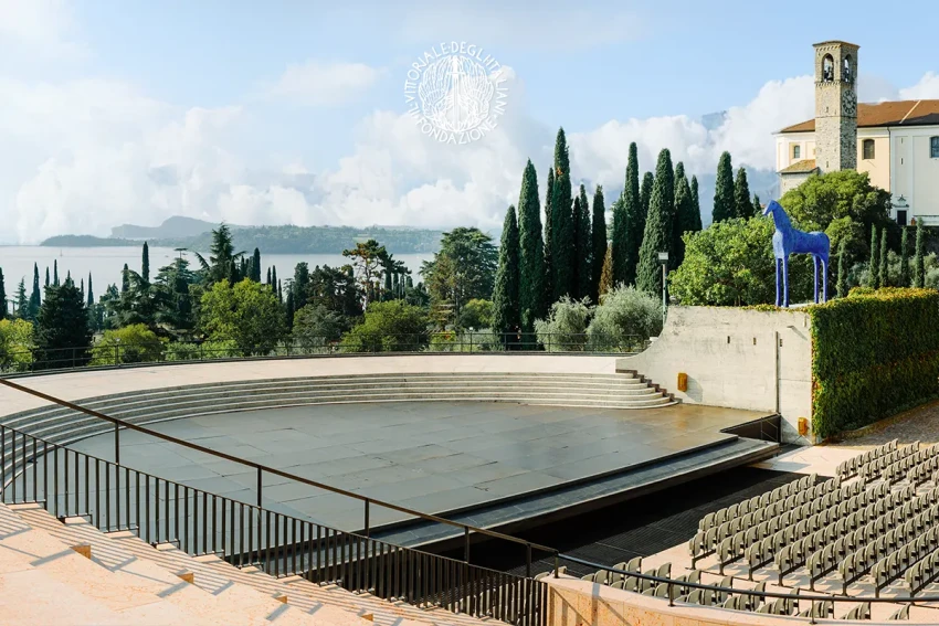 Freilichttheater im Vittoriale mit blauer Pferdeskulptur und Blick auf den Gardasee