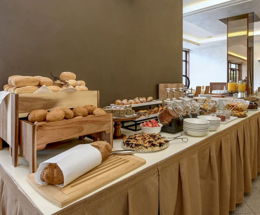 Frühstücksbuffet mit Brot, Gebäck und Säften in einem Hotel am Gardasee