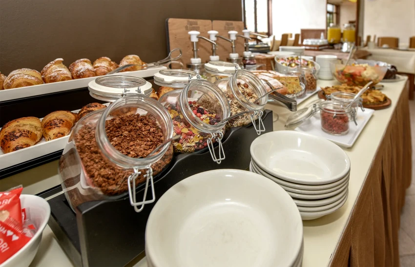 Frühstücksbuffet mit Müsli, Gebäck und Obst am Lago di Garda