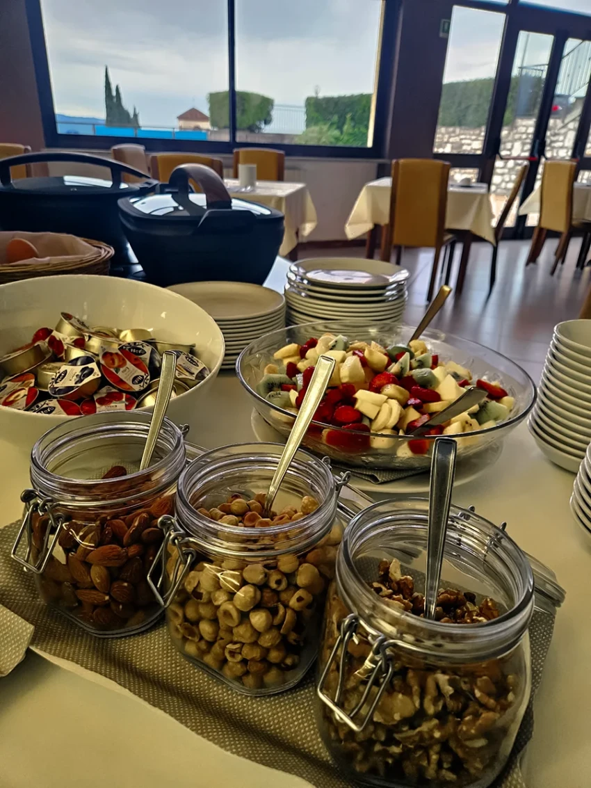 Frühstücksbuffet mit Nüssen und Obstsalat mit Blick auf den Gardasee