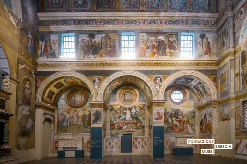 Affreschi rinascimentali in una chiesa con archi e finestre; Lago di Garda