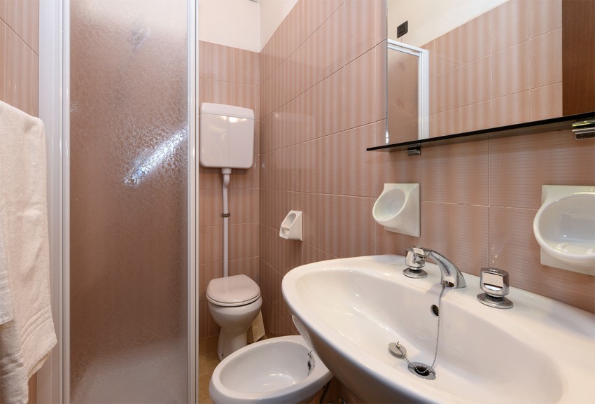 Kleines Bad mit Dusche, Waschbecken, Bidet und WC nahe dem Gardasee