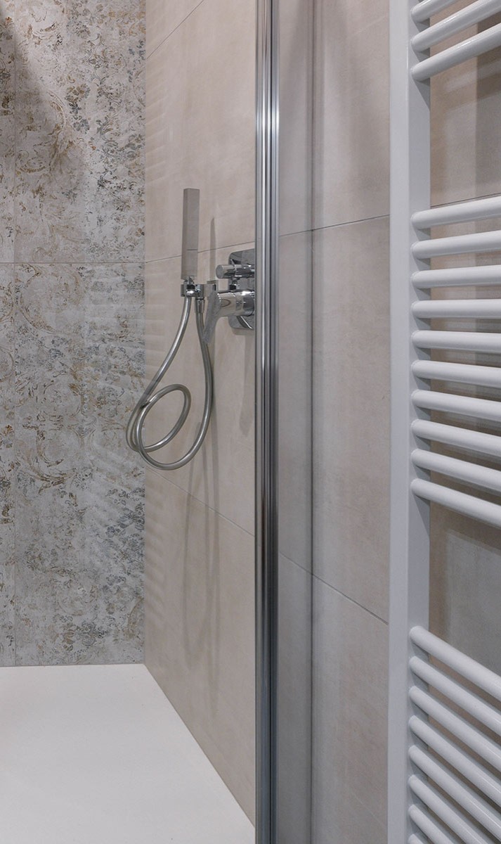 Moderne Dusche mit Handbrause und Steinoptik-Fliesen, Lago di Garda