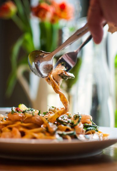 Tagliatelle fresche servite con pinze a tavola sul Lago di Garda